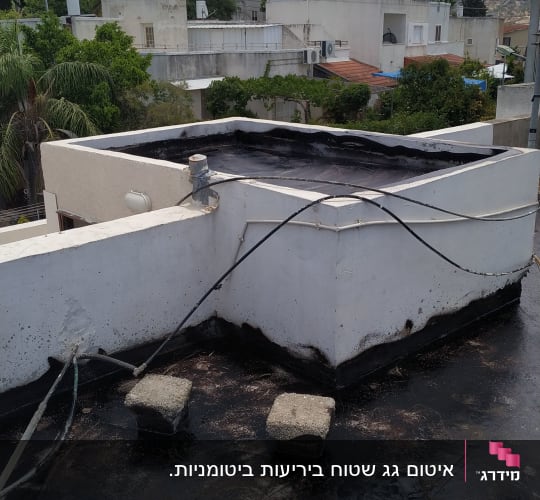 גג אטום בזפת עם בלוקים וחוטים